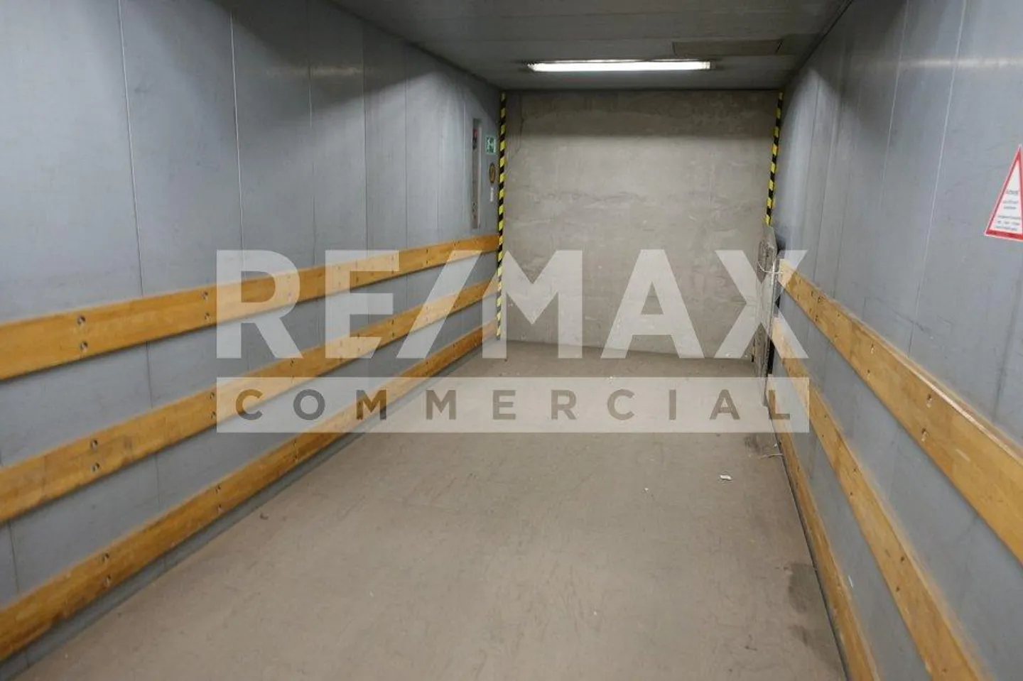 Circa 940 m2 di spazio di stoccaggio/commerciale - Foto 6 di 6