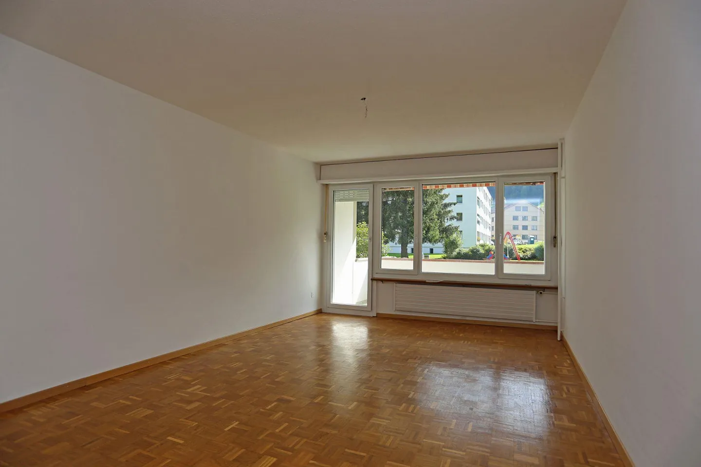 Spacious 3.5-room apartment on the ground floor - Photo 2 of 8