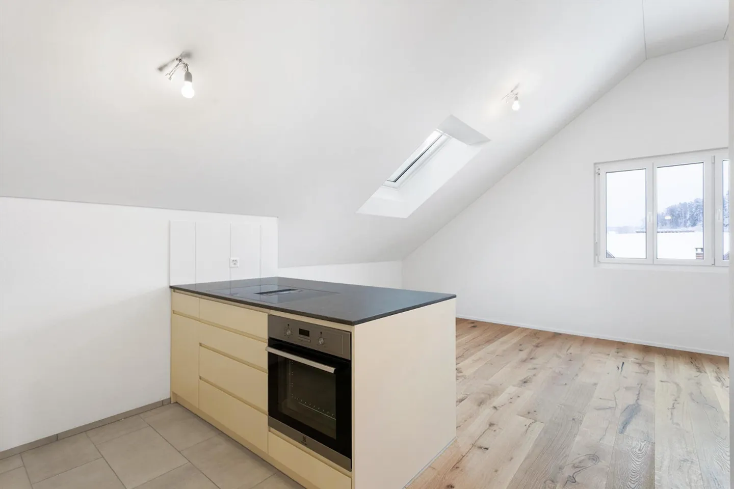 Appartement penthouse moderne de 2,5 pièces avec finition de haute qualité et beaucoup de charme - Photo 2 sur 10