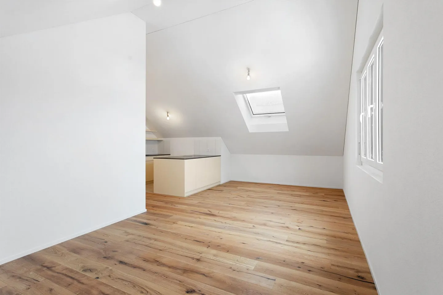 Appartement penthouse moderne de 2,5 pièces avec finition de haute qualité et beaucoup de charme - Photo 3 sur 10