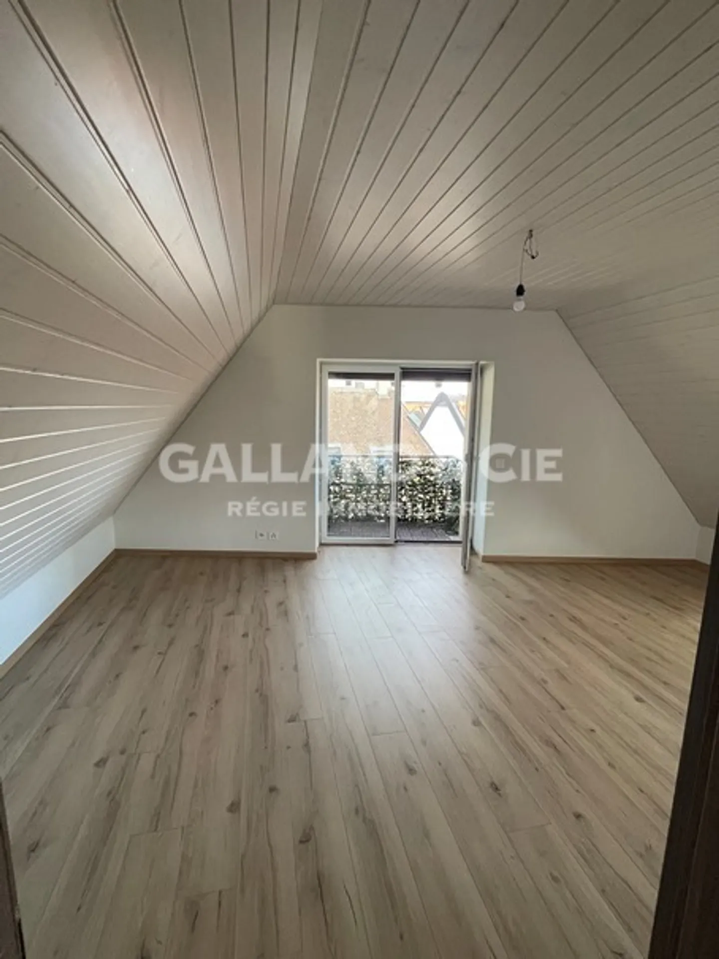 3.5-room apartment in the attic - Photo 2 of 7