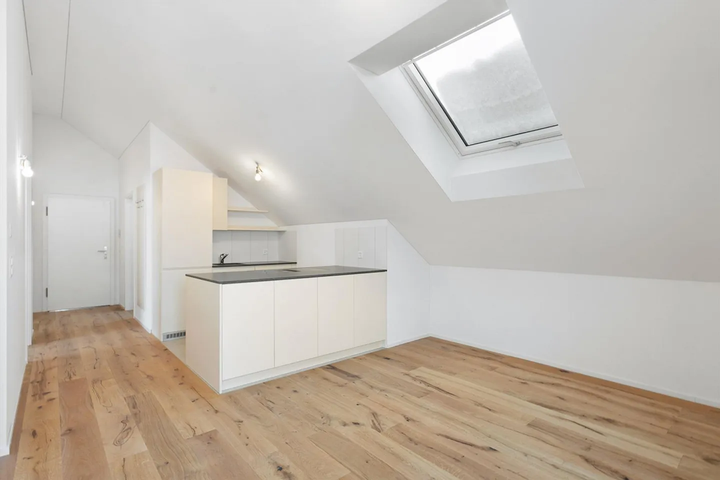 Appartement penthouse moderne de 2,5 pièces avec finition de haute qualité et beaucoup de charme - Photo 1 sur 10