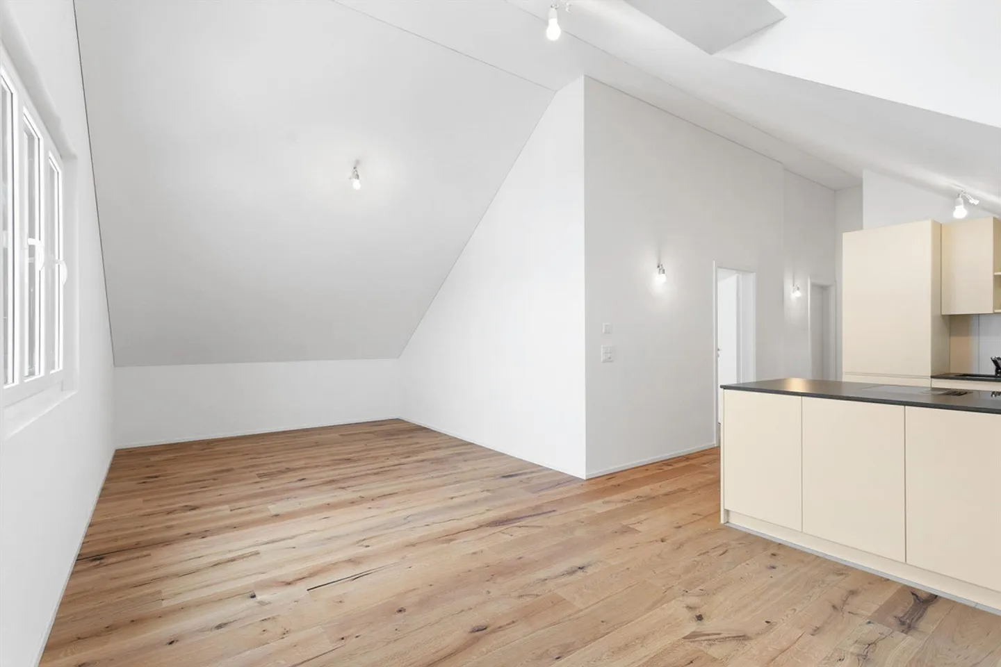 Appartement penthouse moderne de 2,5 pièces avec finition de haute qualité et beaucoup de charme - Photo 4 sur 10