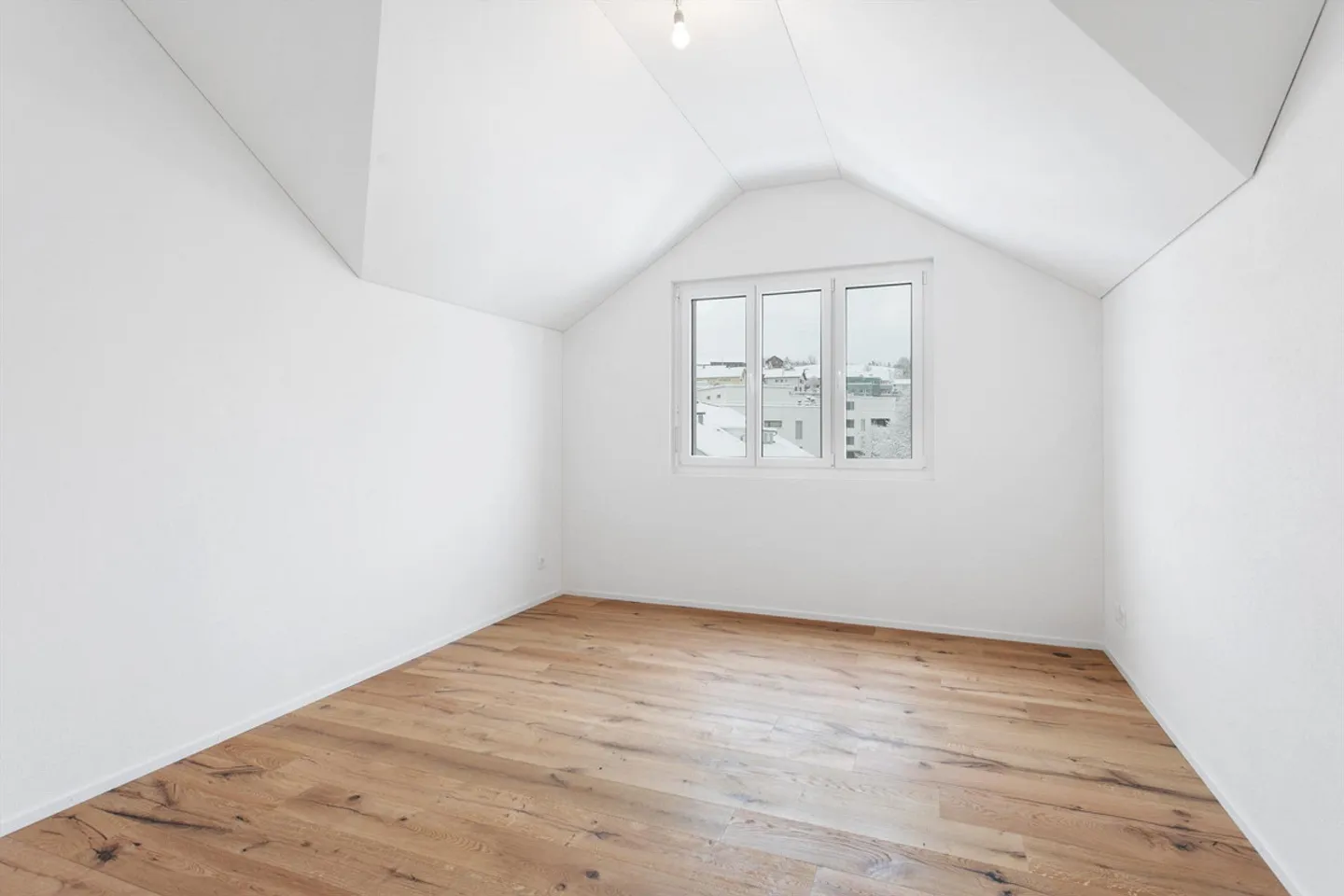 Appartement penthouse moderne de 2,5 pièces avec finition de haute qualité et beaucoup de charme - Photo 5 sur 10