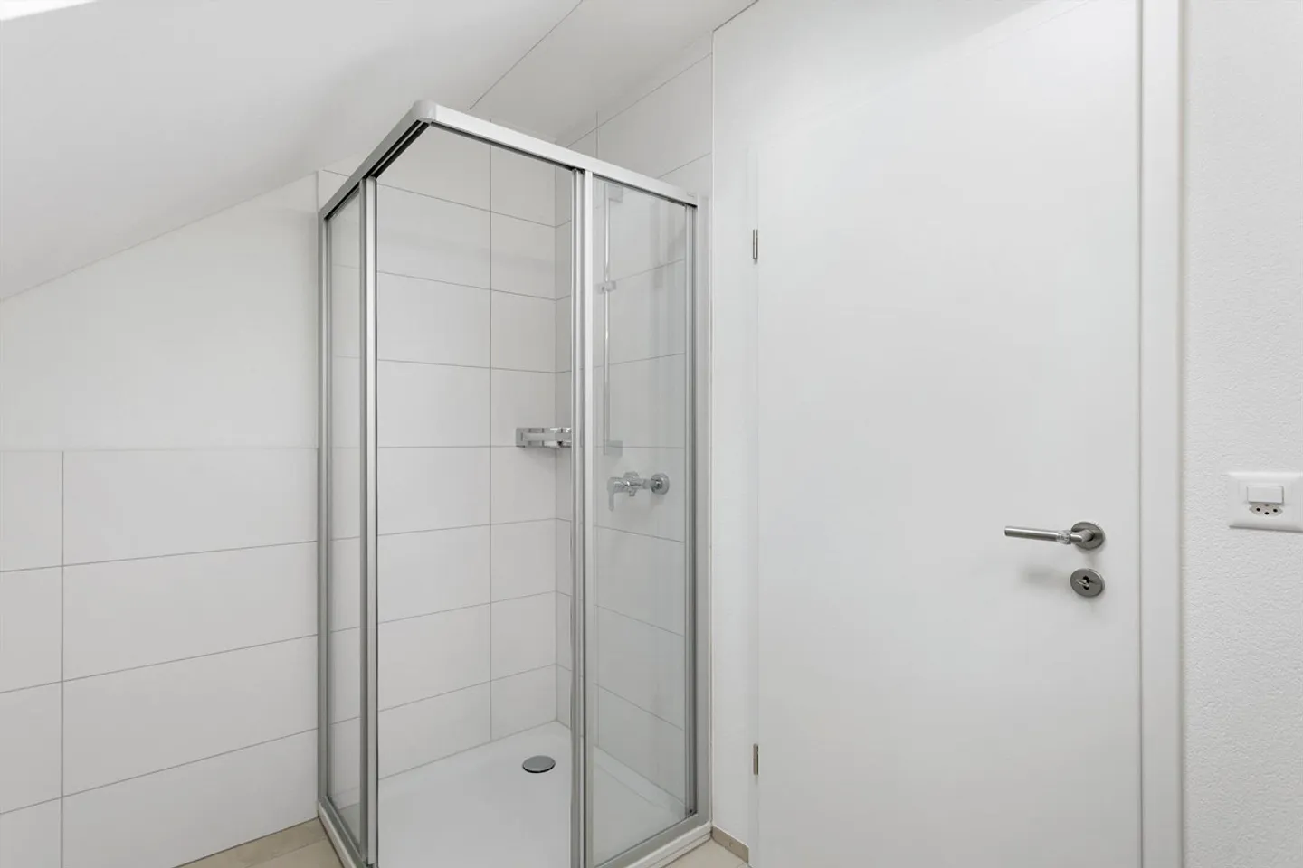 Appartement penthouse moderne de 2,5 pièces avec finition de haute qualité et beaucoup de charme - Photo 7 sur 10