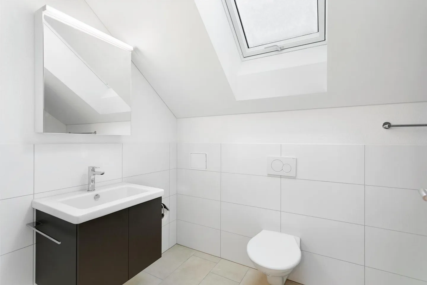 Appartement penthouse moderne de 2,5 pièces avec finition de haute qualité et beaucoup de charme - Photo 6 sur 10