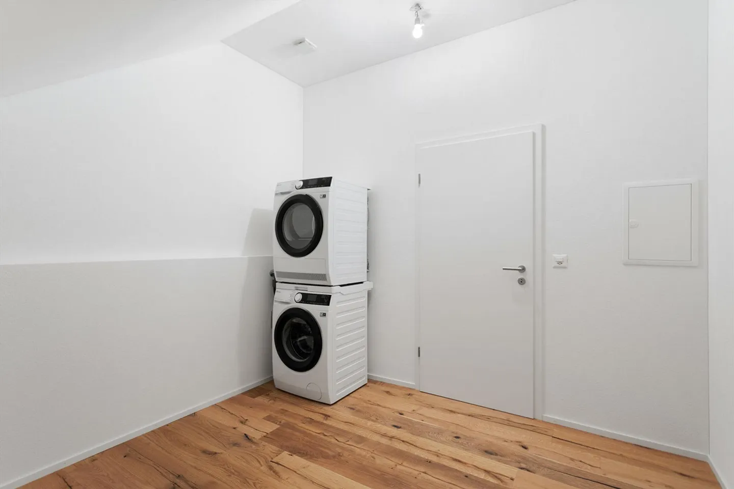 Appartement penthouse moderne de 2,5 pièces avec finition de haute qualité et beaucoup de charme - Photo 8 sur 10