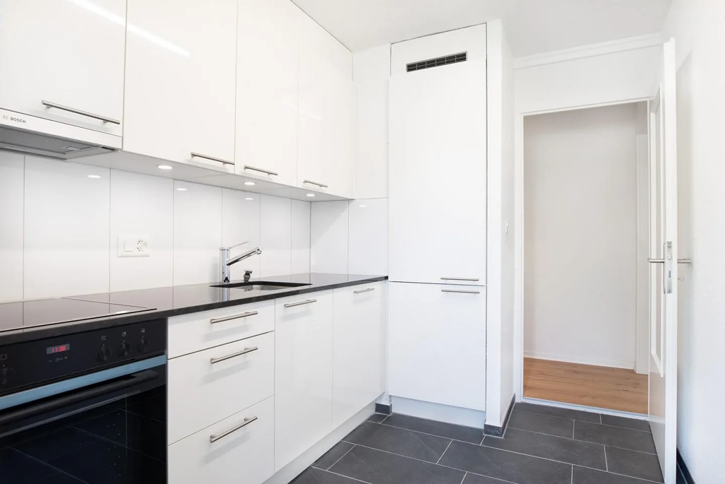 Renovated 2-room apartment for rent in Spreitenbach! - Photo 2 of 8