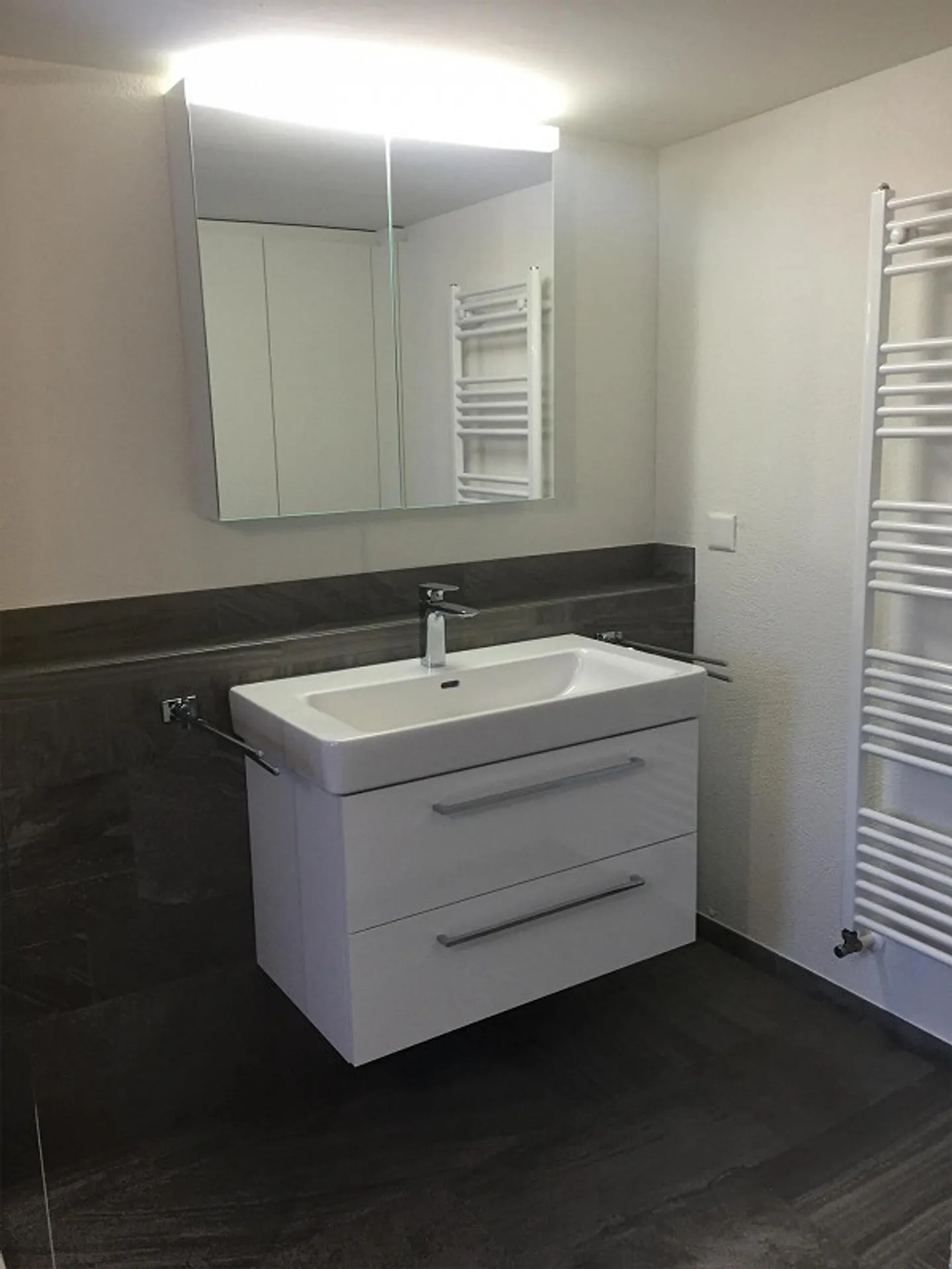 Dans le vieux centre du village - Photo 3 sur 12