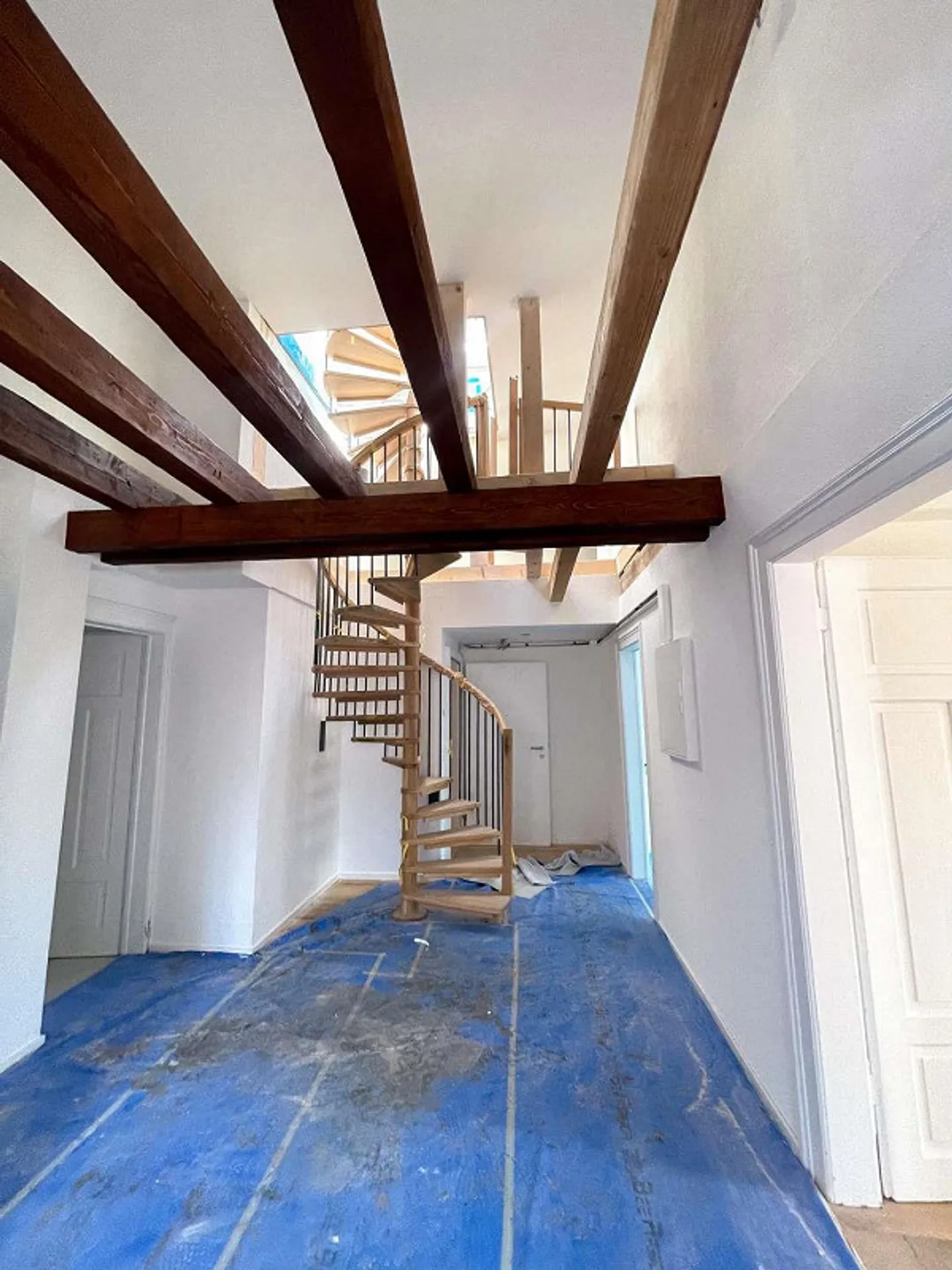 Renovated 4.5-room apartment with breathtaking lake view - Photo 3 of 8