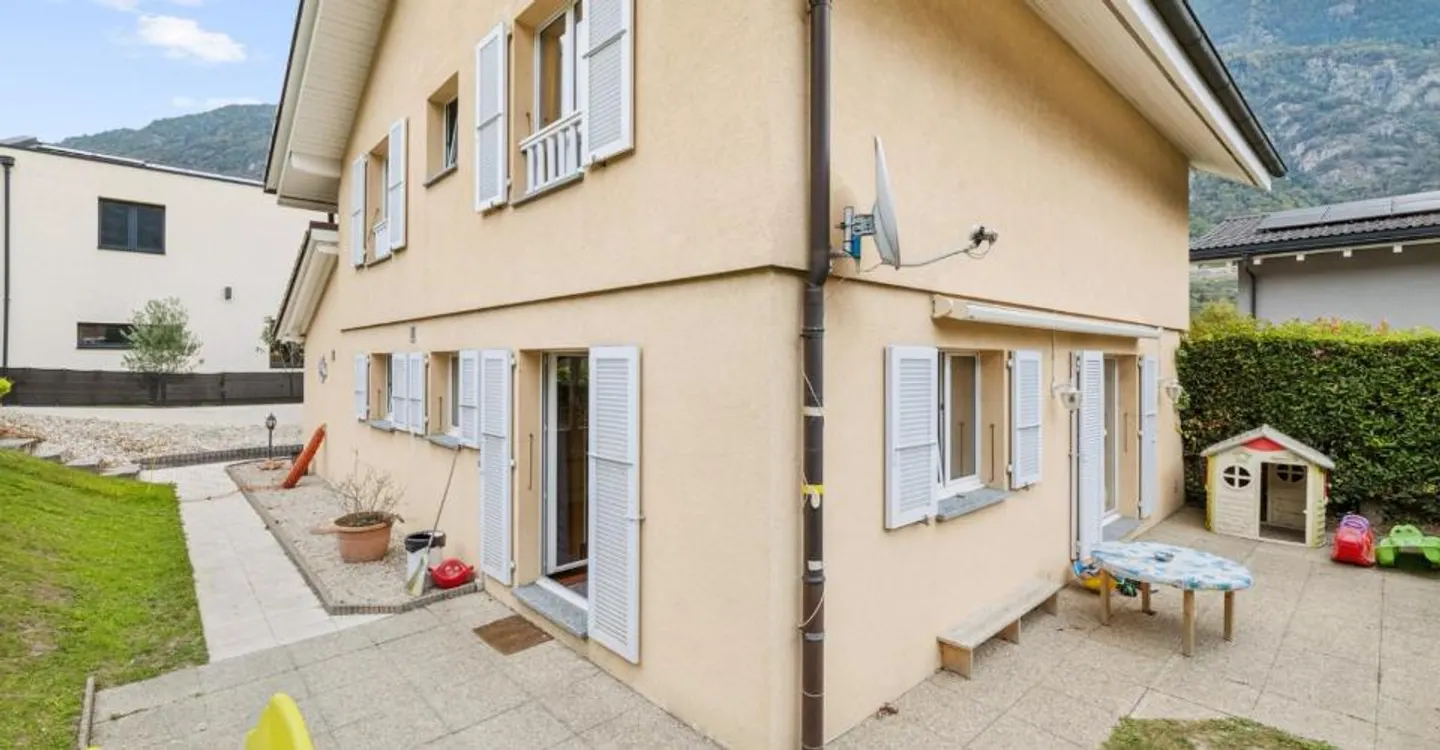 Schöne individuelle Villa mit 5,5 Zimmern, die schöne Volumen bietet - Foto 3 von 13