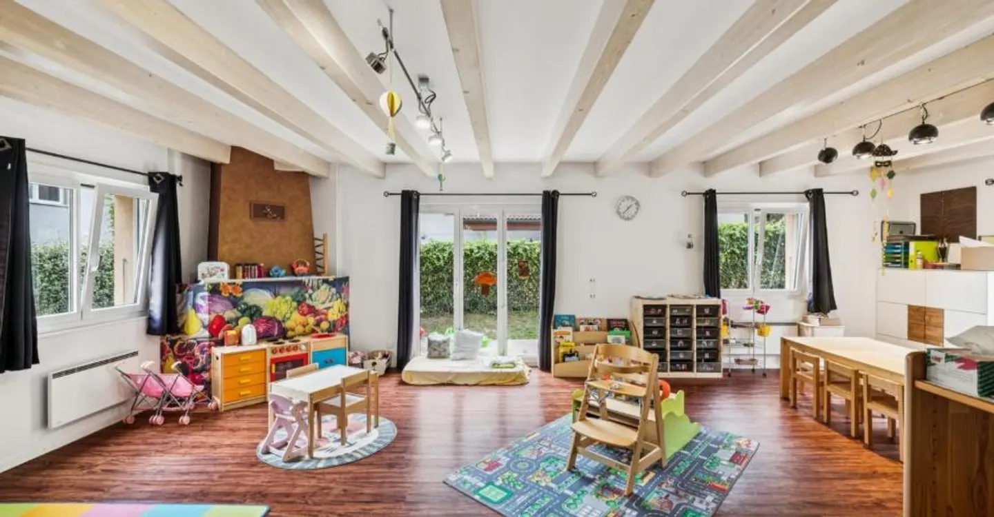 Schöne individuelle Villa mit 5,5 Zimmern, die schöne Volumen bietet - Foto 2 von 13