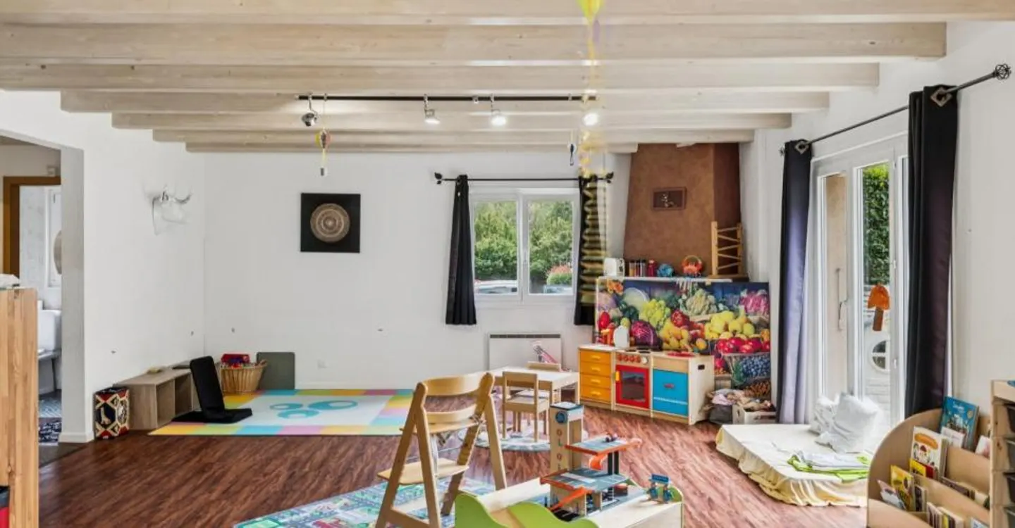 Schöne individuelle Villa mit 5,5 Zimmern, die schöne Volumen bietet - Foto 6 von 13
