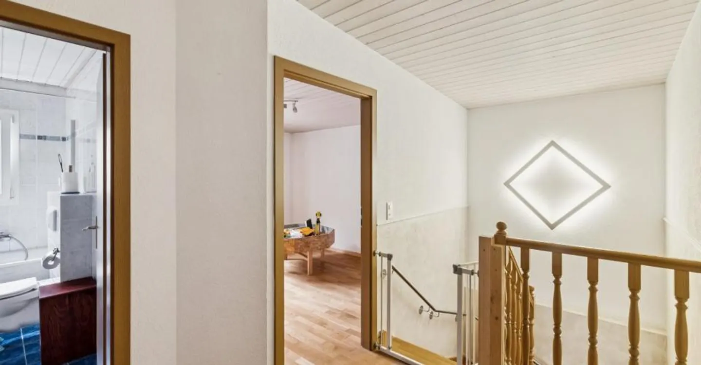 Schöne individuelle Villa mit 5,5 Zimmern, die schöne Volumen bietet - Foto 7 von 13