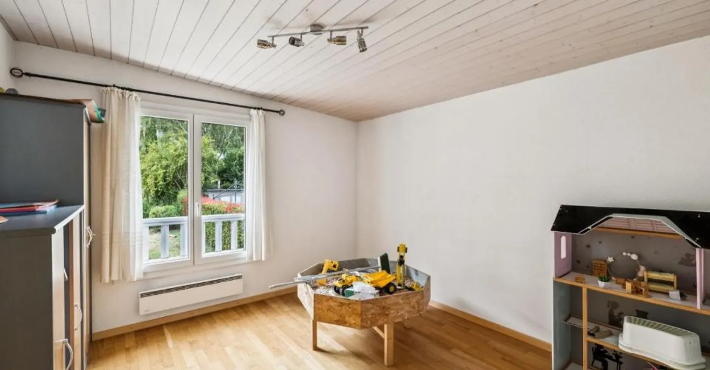 Schöne individuelle Villa mit 5,5 Zimmern, die schöne Volumen bietet - Foto 9 von 13