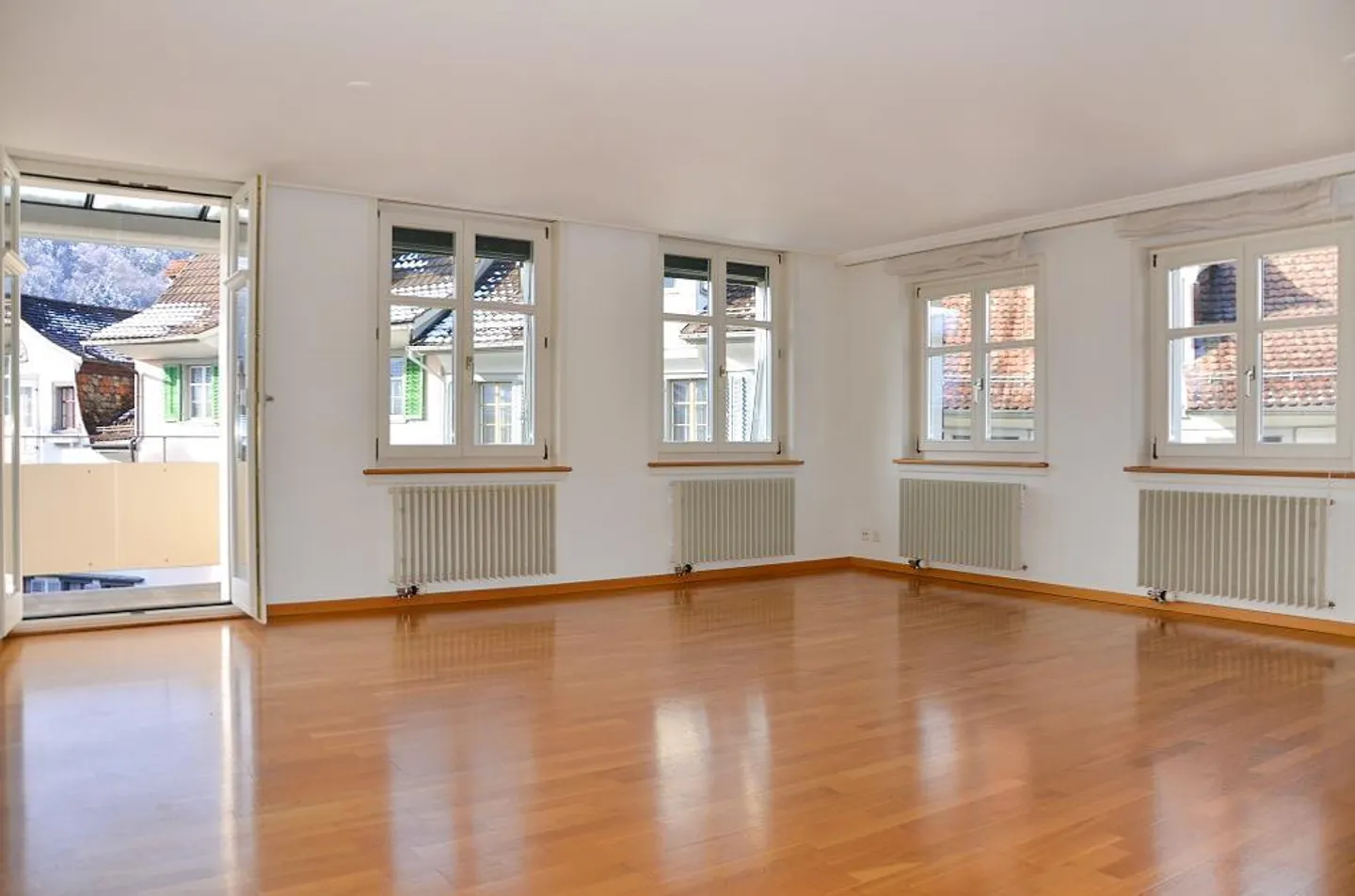 Ampio appartamento nel centro storico con balcone - Foto 2 di 8