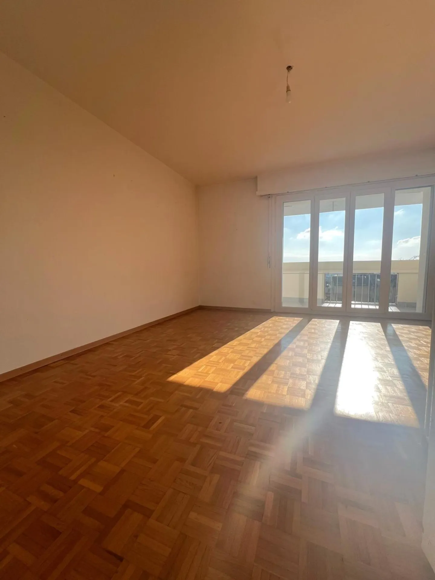 Charmant Appartement Rénové - Photo 3 sur 8