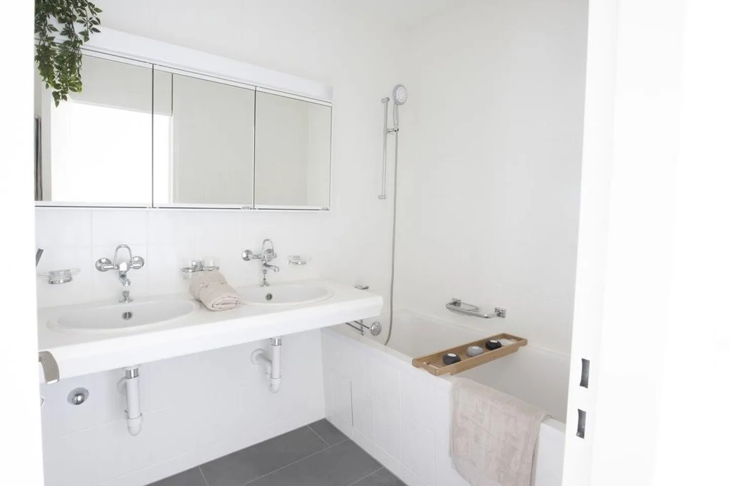 Appartamento ristrutturato con 2 balconi - Foto 3 di 12