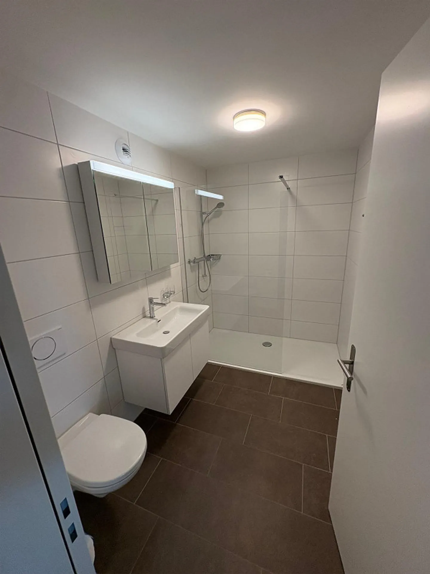 Modern 2.5-room apartment in Zollikofen – New building with balcony and underground garage - Photo 9 of 12