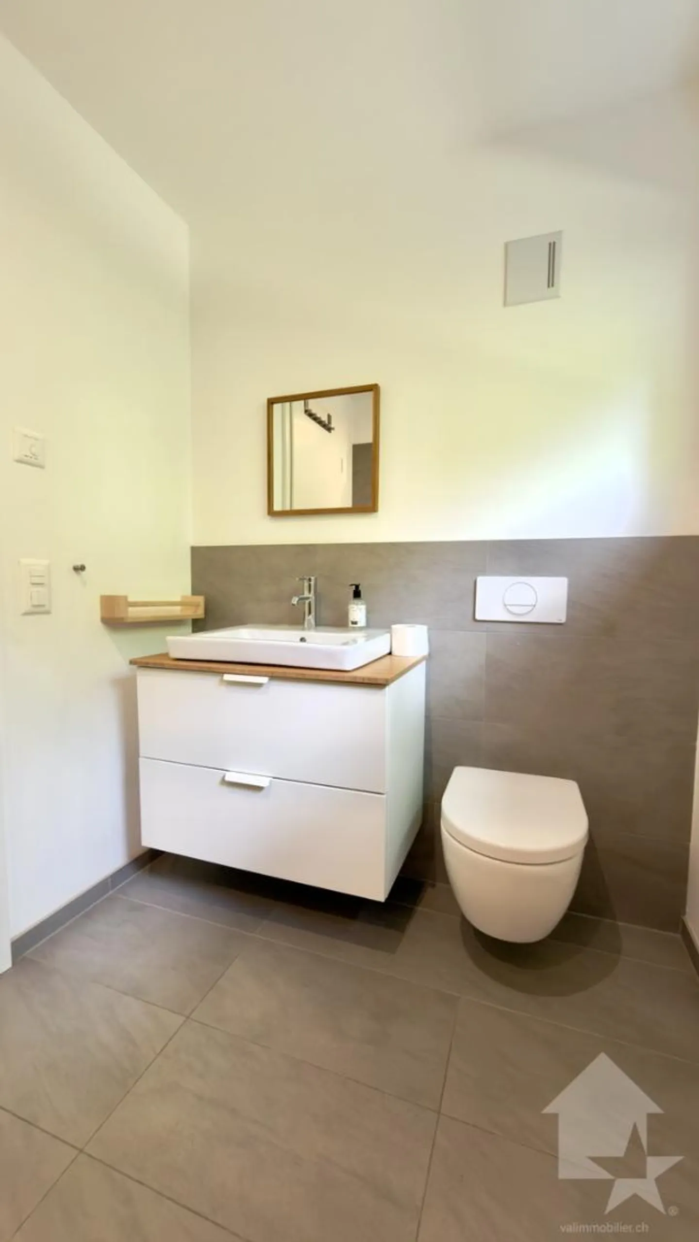 Wunderschöne, moderne 6.5-Zimmer-Villa mit Garage in idyllischer Lage. - Foto 13 von 13