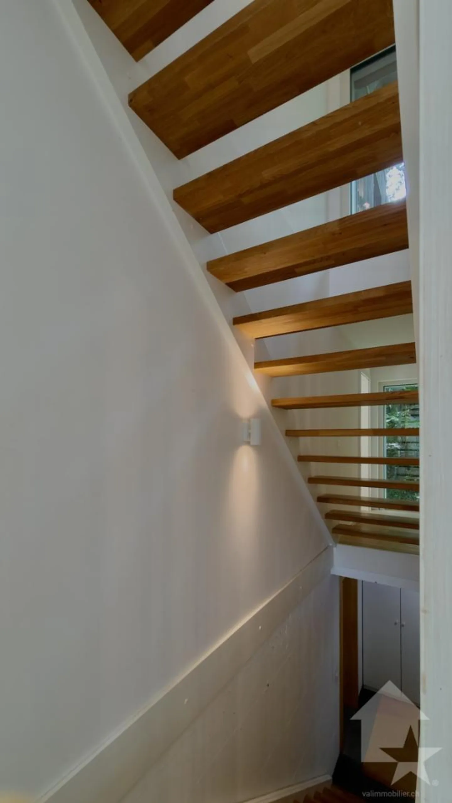 Wunderschöne, moderne 6.5-Zimmer-Villa mit Garage in idyllischer Lage. - Foto 9 von 13