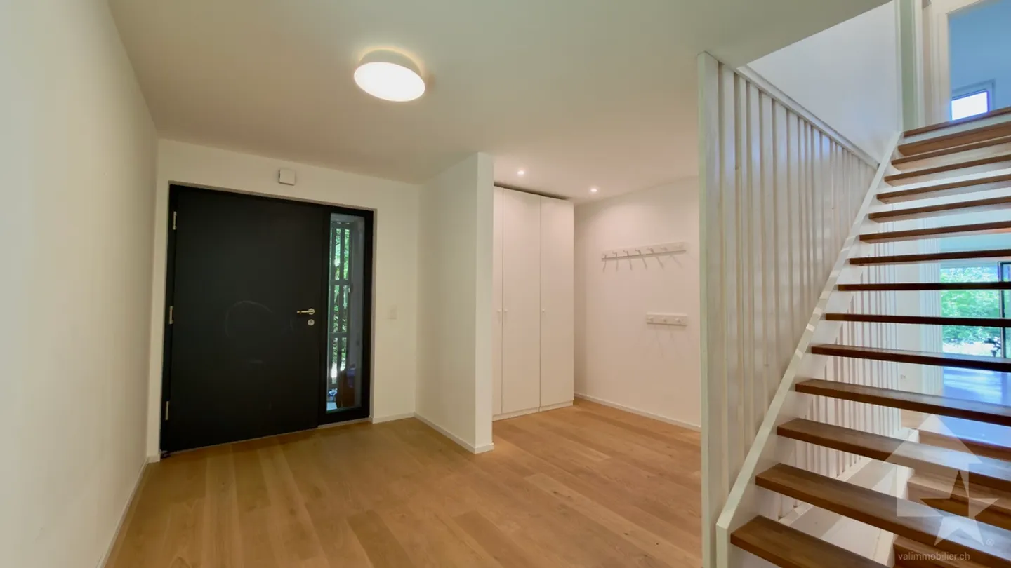 Wunderschöne, moderne 6.5-Zimmer-Villa mit Garage in idyllischer Lage. - Foto 10 von 13