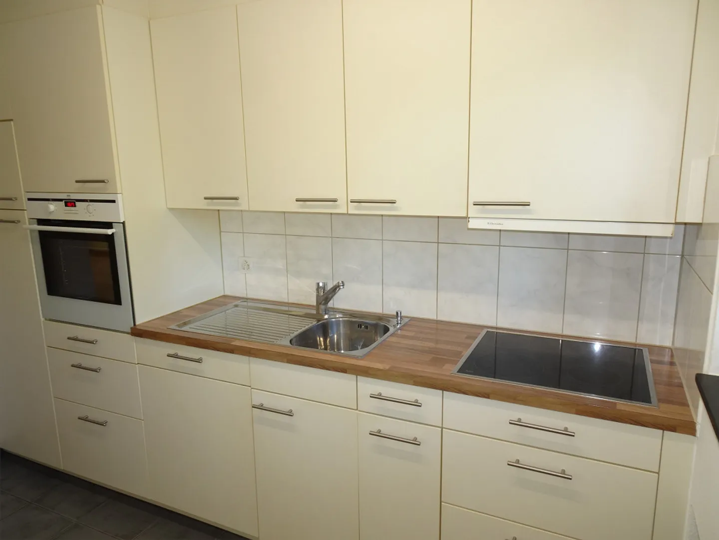 Appartamento 3,5 locali con giardino soleggiato privato (50m2); ascensore - Foto 3 di 16