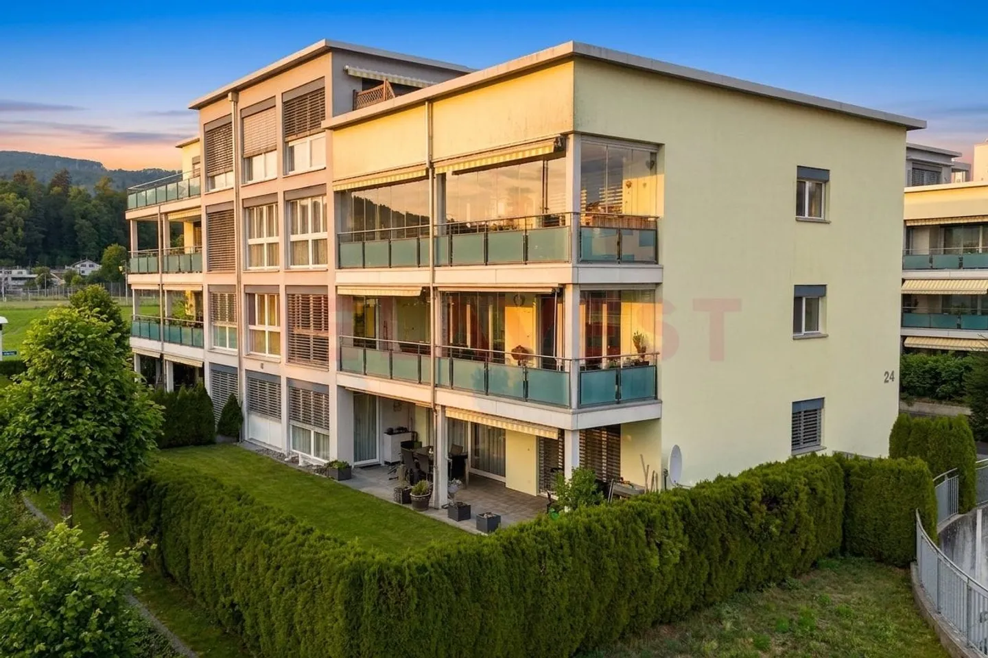 Une maison pour arriver. Spacieux. Lumineux. Vaut la peine d'être vécu. - Photo 1 sur 12