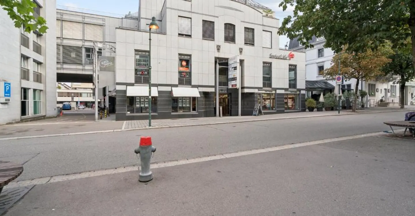 Spazio commerciale in posizione privilegiata a Uster in affitto! - Foto 1 di 11