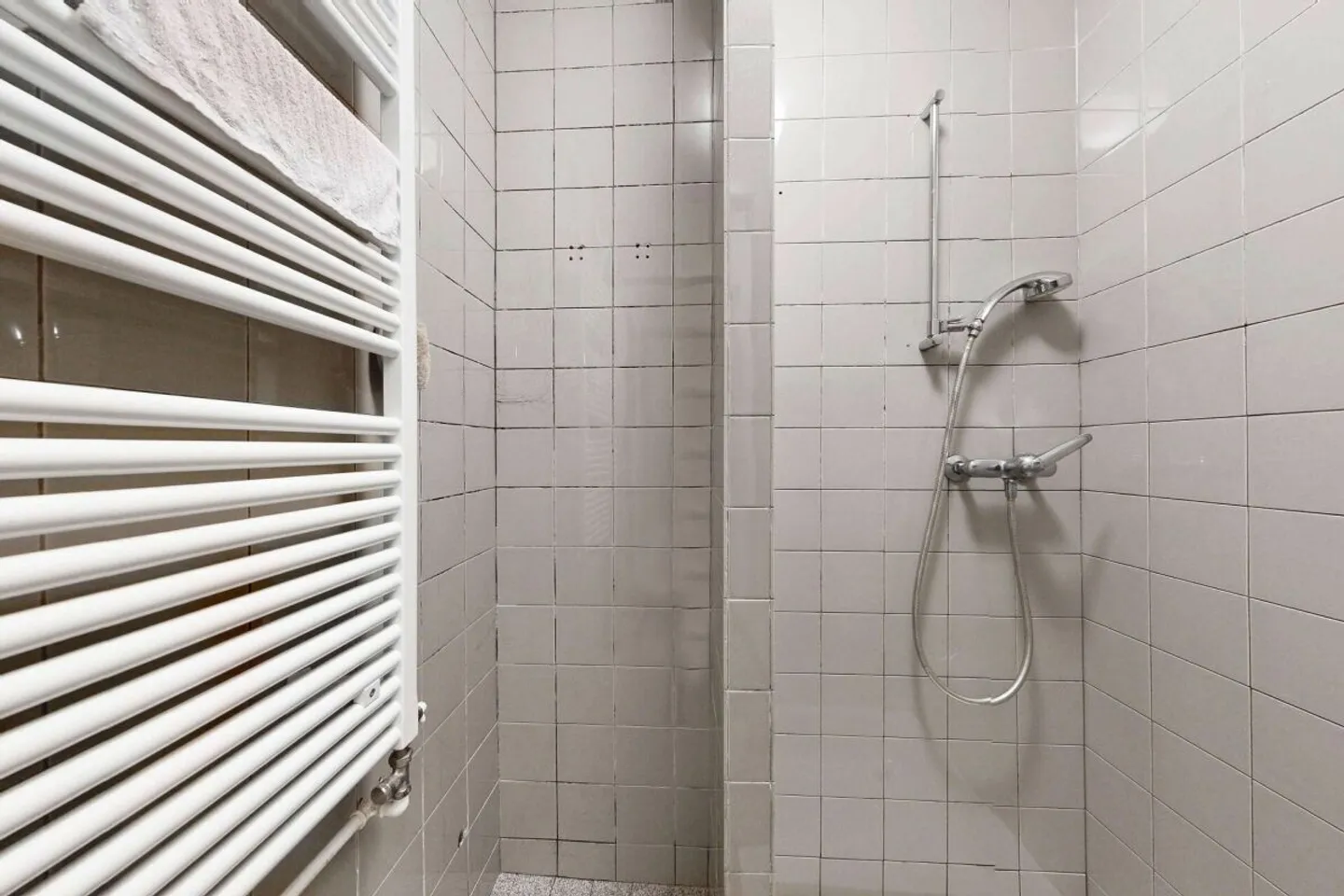 Ampia casa unifamiliare con area esterna versatile, posto auto e capanno/garage aggiuntivo - Foto 15 di 22