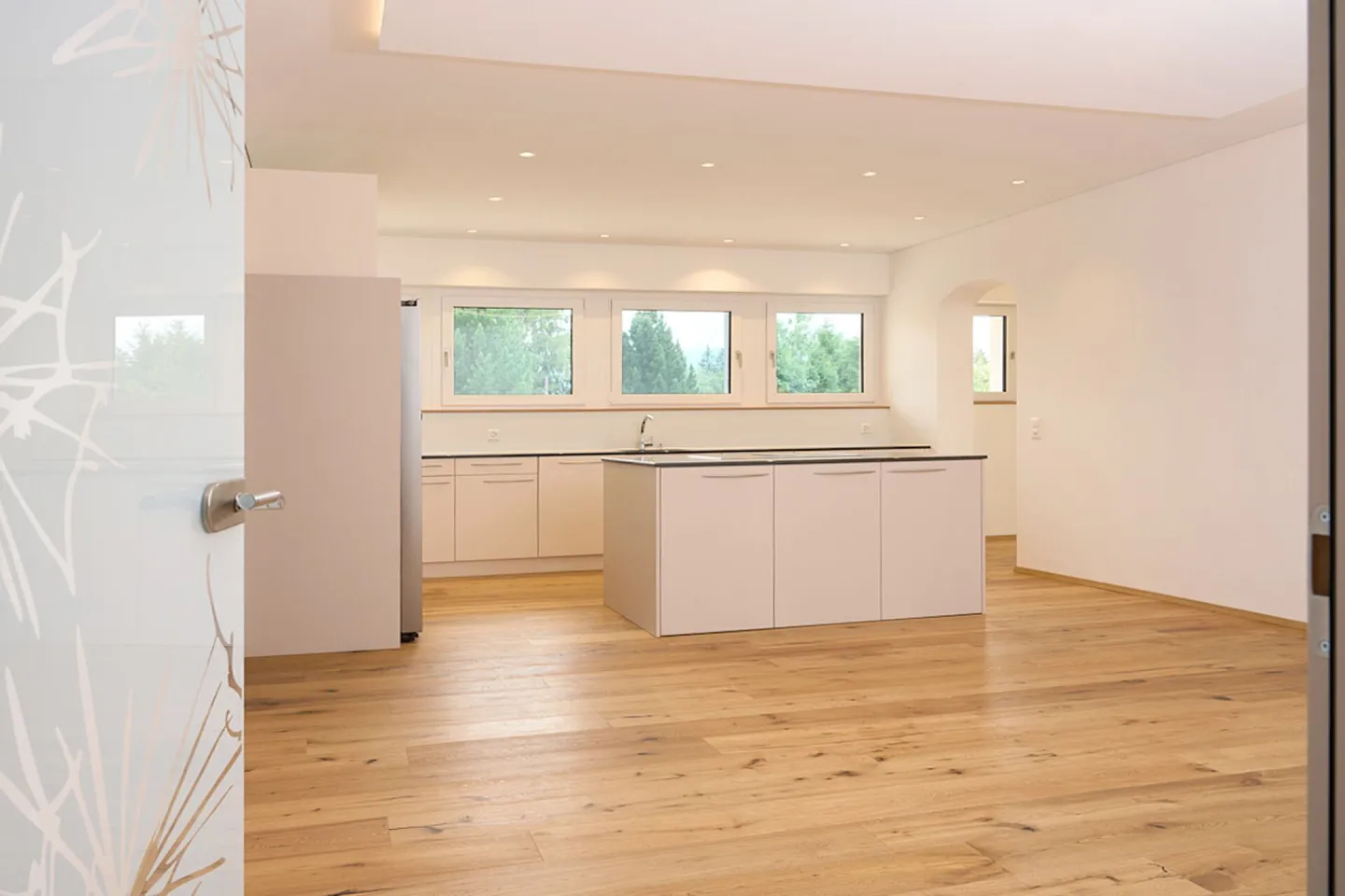 EXKLUSIV & MODERN:  3.5-ZI & 5.5 Zi-GARTEN-WOHNUNGEN MIT GROSSZÜGIGEN TERRASSEN IN AMDEN - Foto 2 von 9