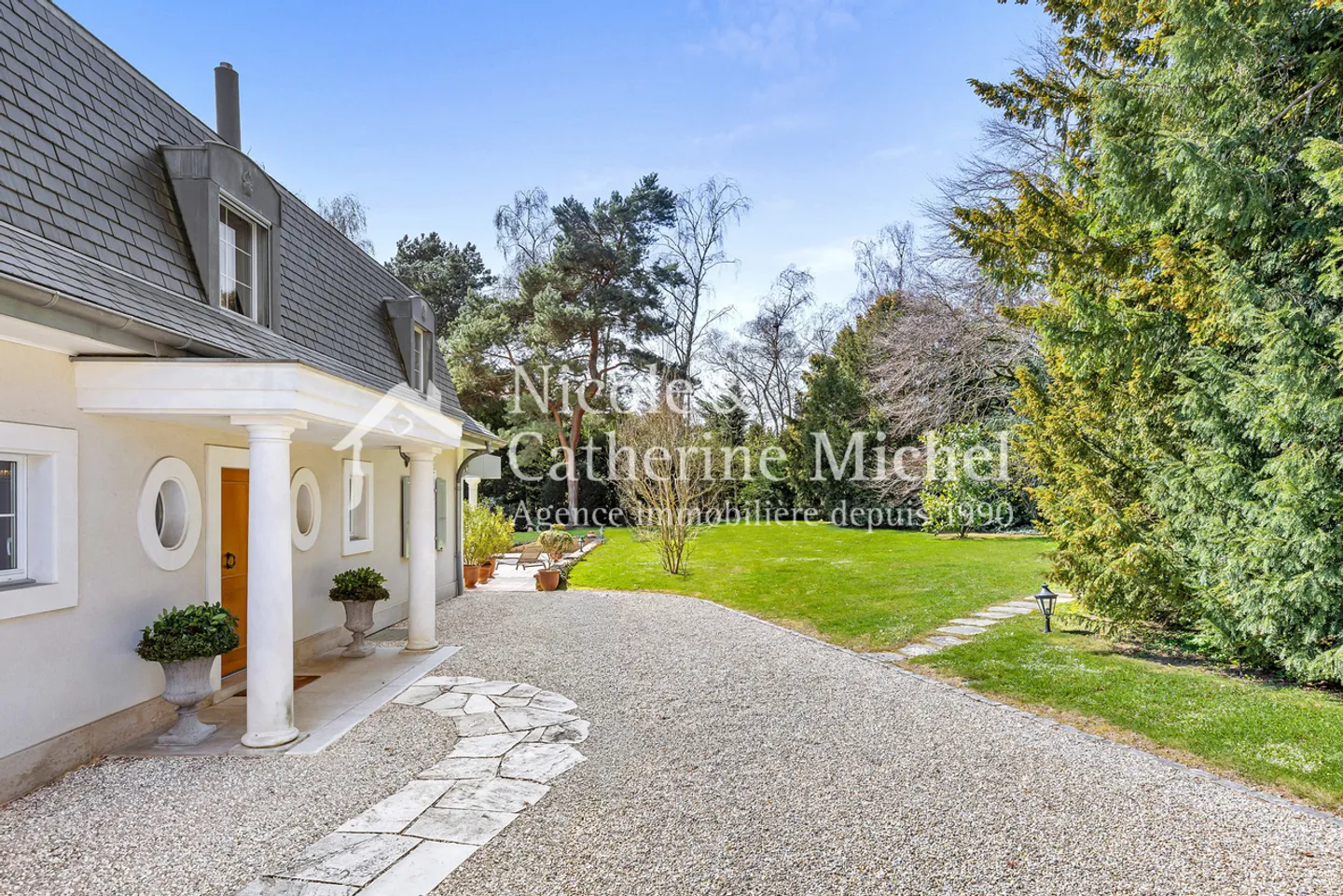 Magnificent Master House from 2001 - Surrounded by a 4000m2 Park - Photo 1 of 3