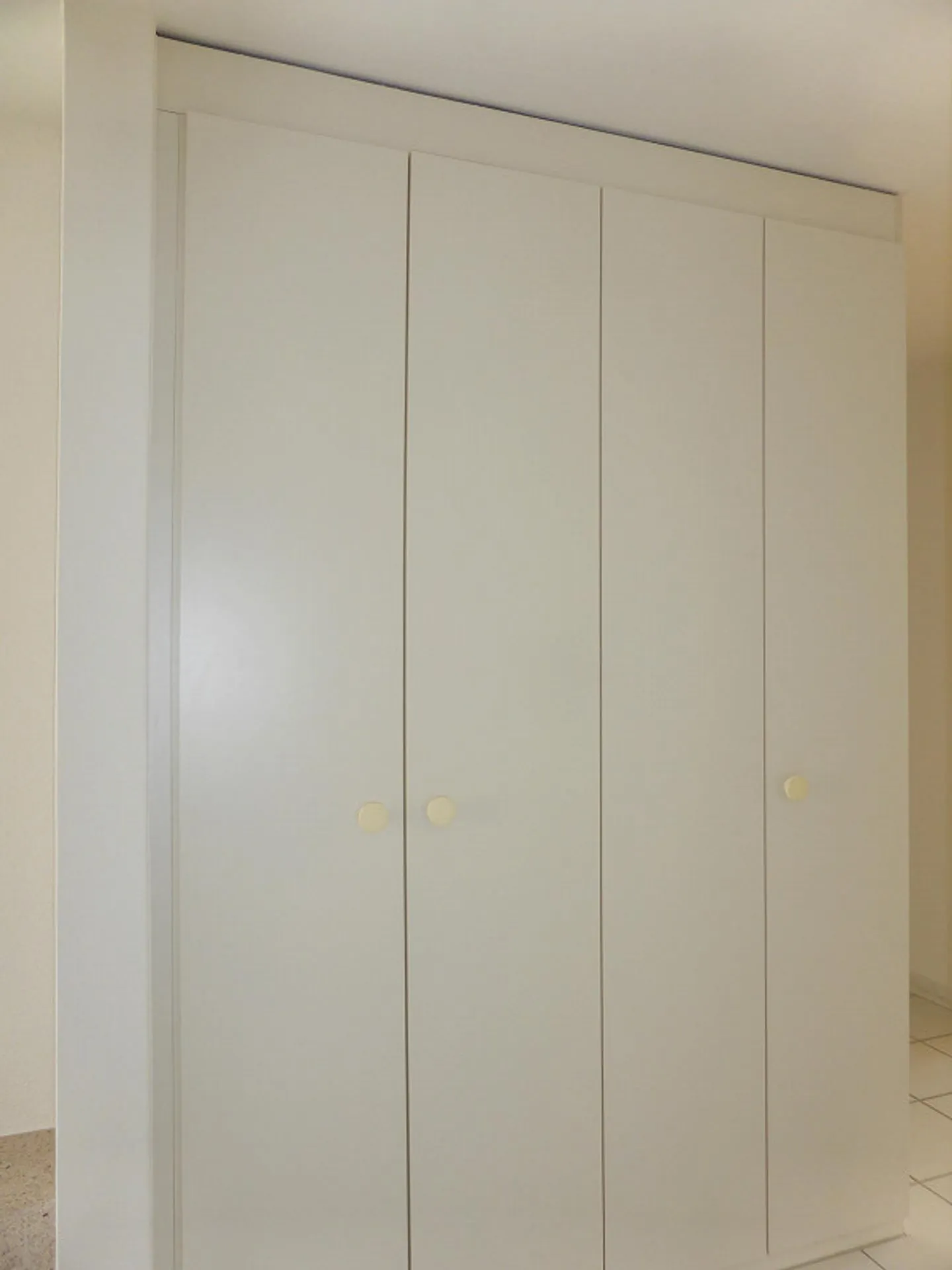 In una posizione tranquilla vicino al bordo della foresta - Foto 8 di 13