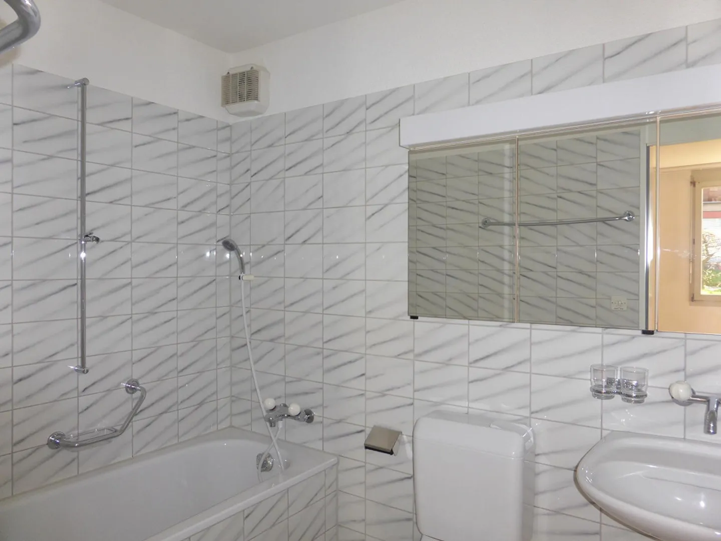 In una posizione tranquilla vicino al bordo della foresta - Foto 9 di 13