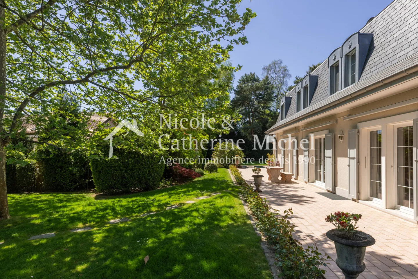 Magnificent Master House from 2001 - Surrounded by a 4000m2 Park - Photo 2 of 3
