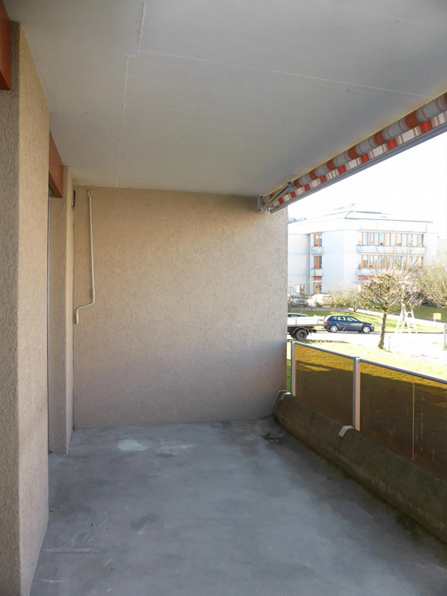 In una posizione tranquilla vicino al bordo della foresta - Foto 11 di 13