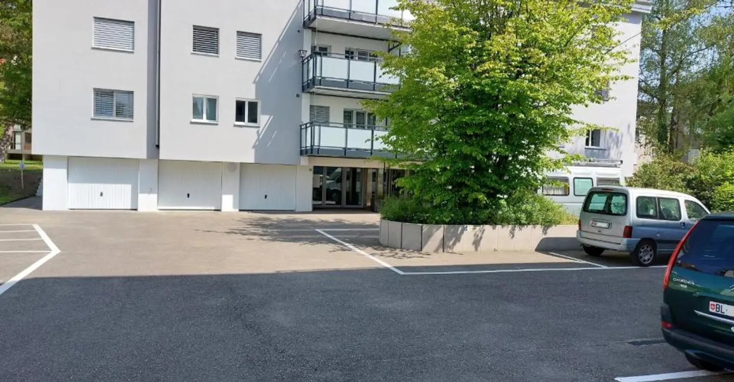 Posti moto in affitto nel centro di Oberwil! - Foto 2 di 2