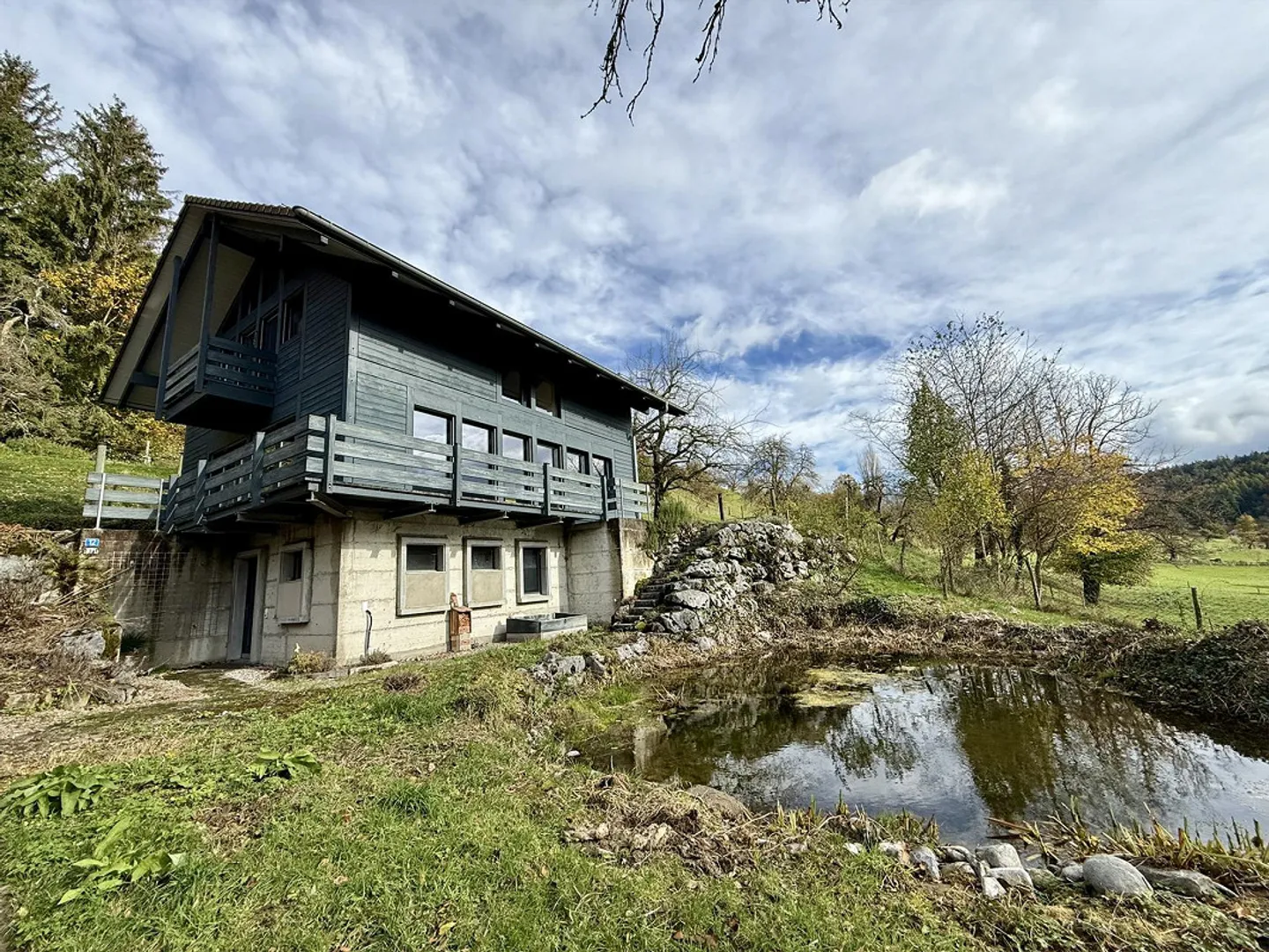 Lichtdurchflutetes 5.5-Zimmer-EFH mit Naturweiher und Weitblick - Foto 1 von 24