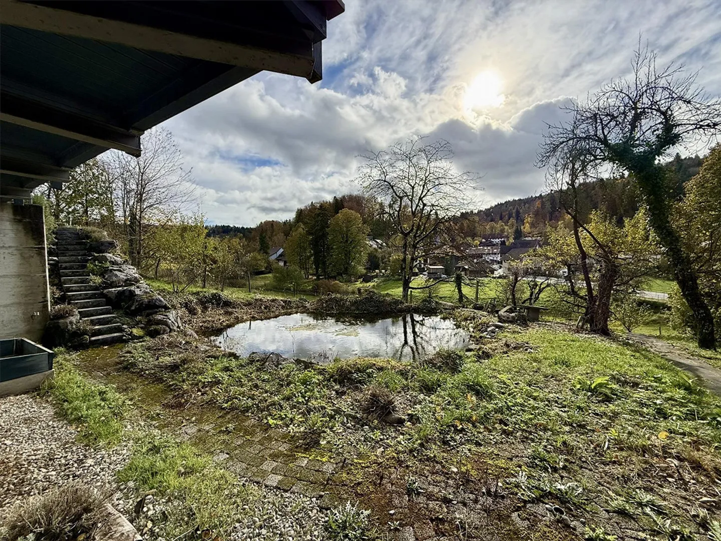 Lichtdurchflutetes 5.5-Zimmer-EFH mit Naturweiher und Weitblick - Foto 2 von 24