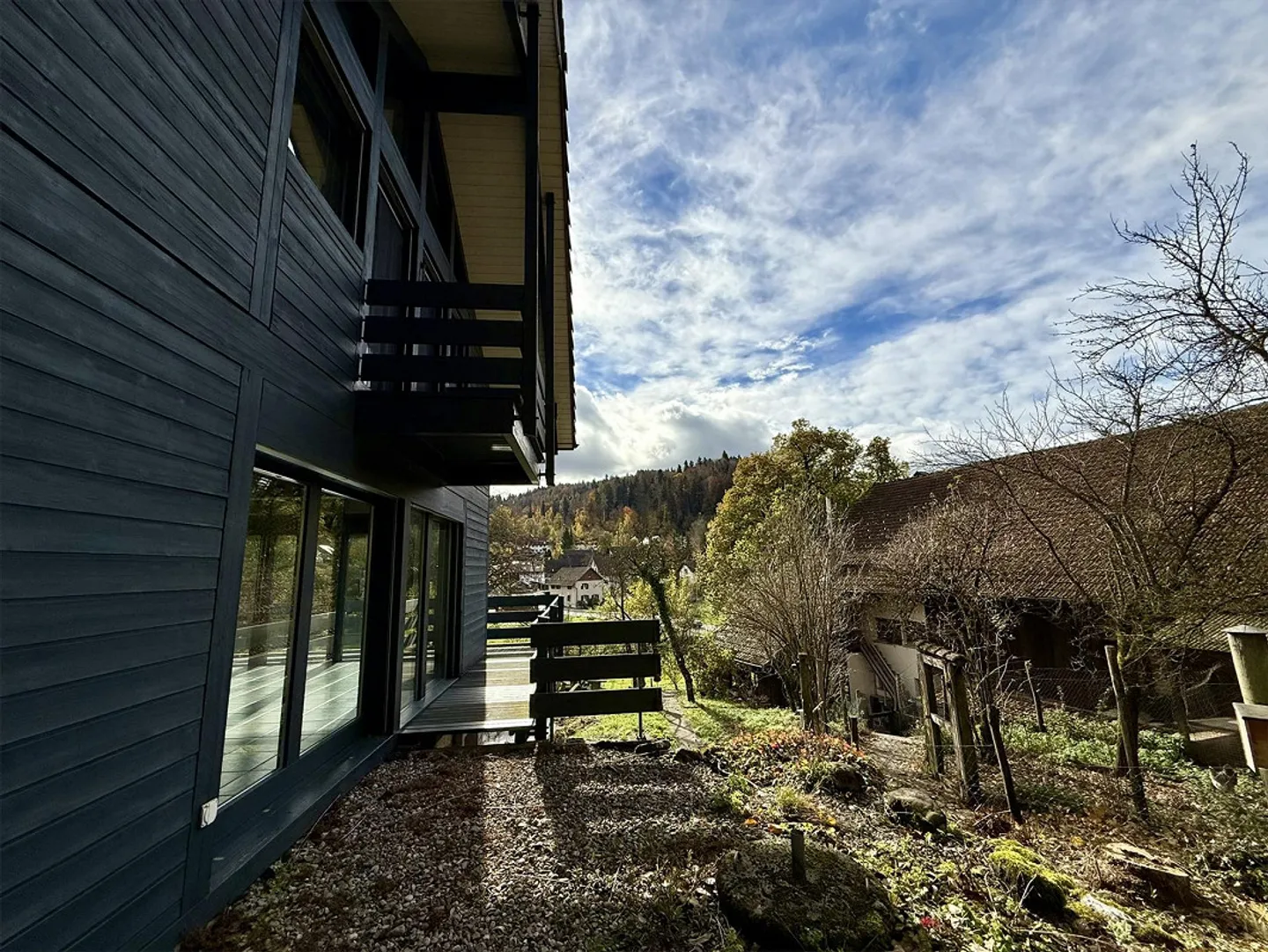 Lichtdurchflutetes 5.5-Zimmer-EFH mit Naturweiher und Weitblick - Foto 3 von 24