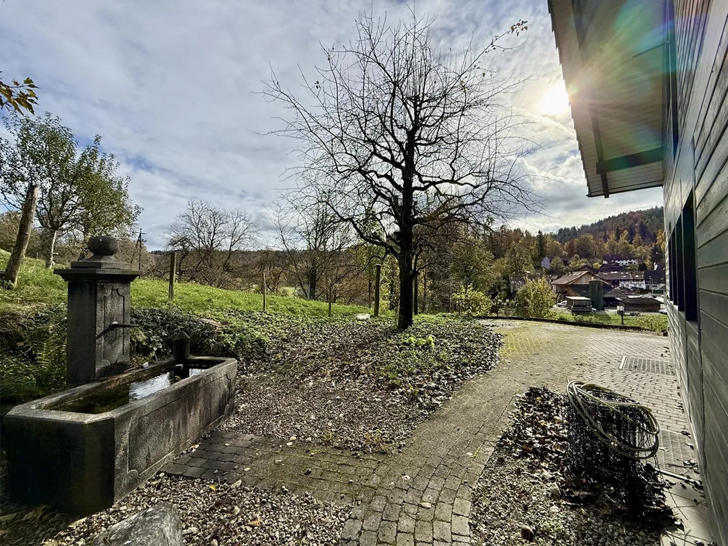 Lichtdurchflutetes 5.5-Zimmer-EFH mit Naturweiher und Weitblick - Foto 5 von 24