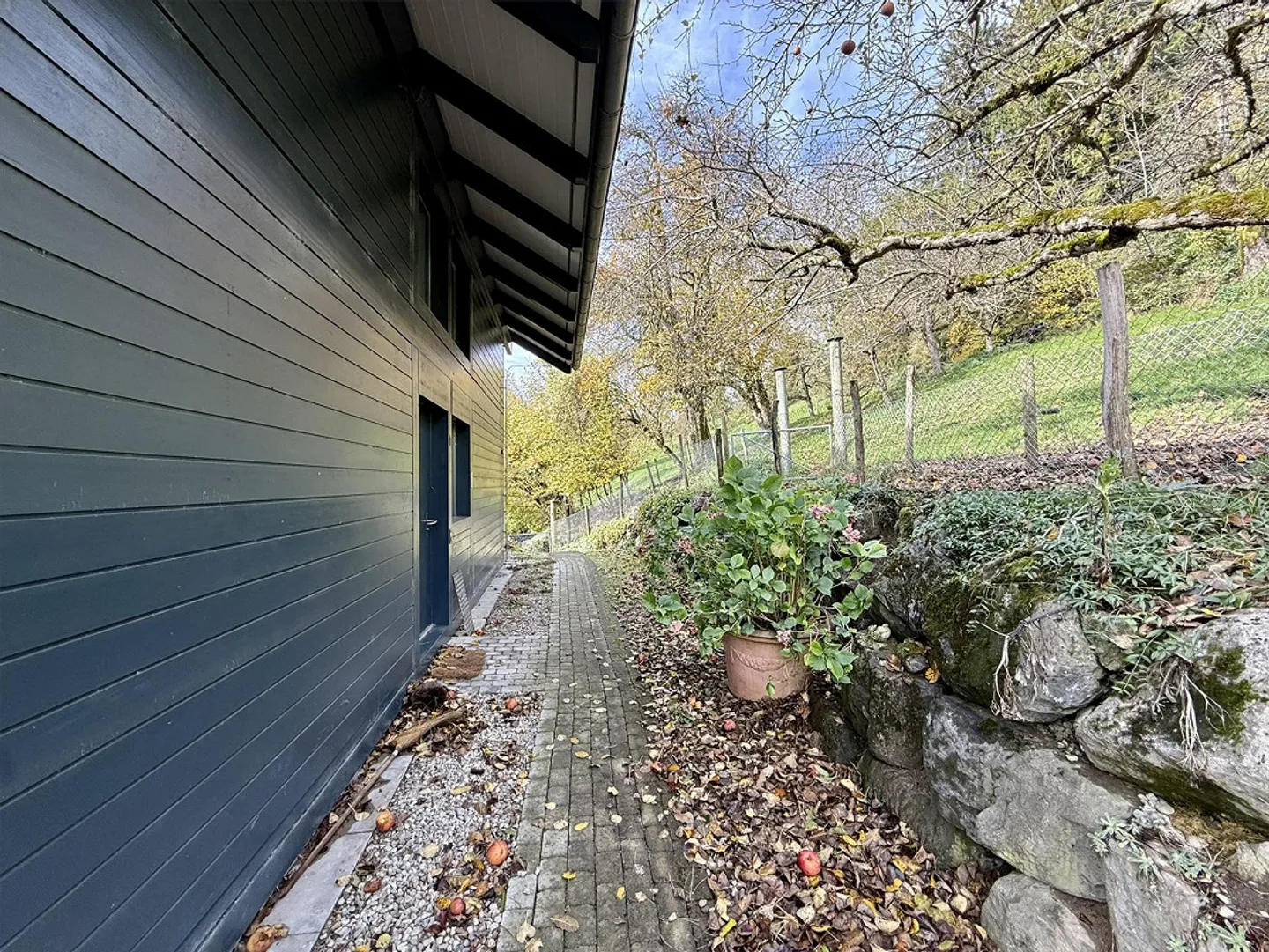 Lichtdurchflutetes 5.5-Zimmer-EFH mit Naturweiher und Weitblick - Foto 6 von 24