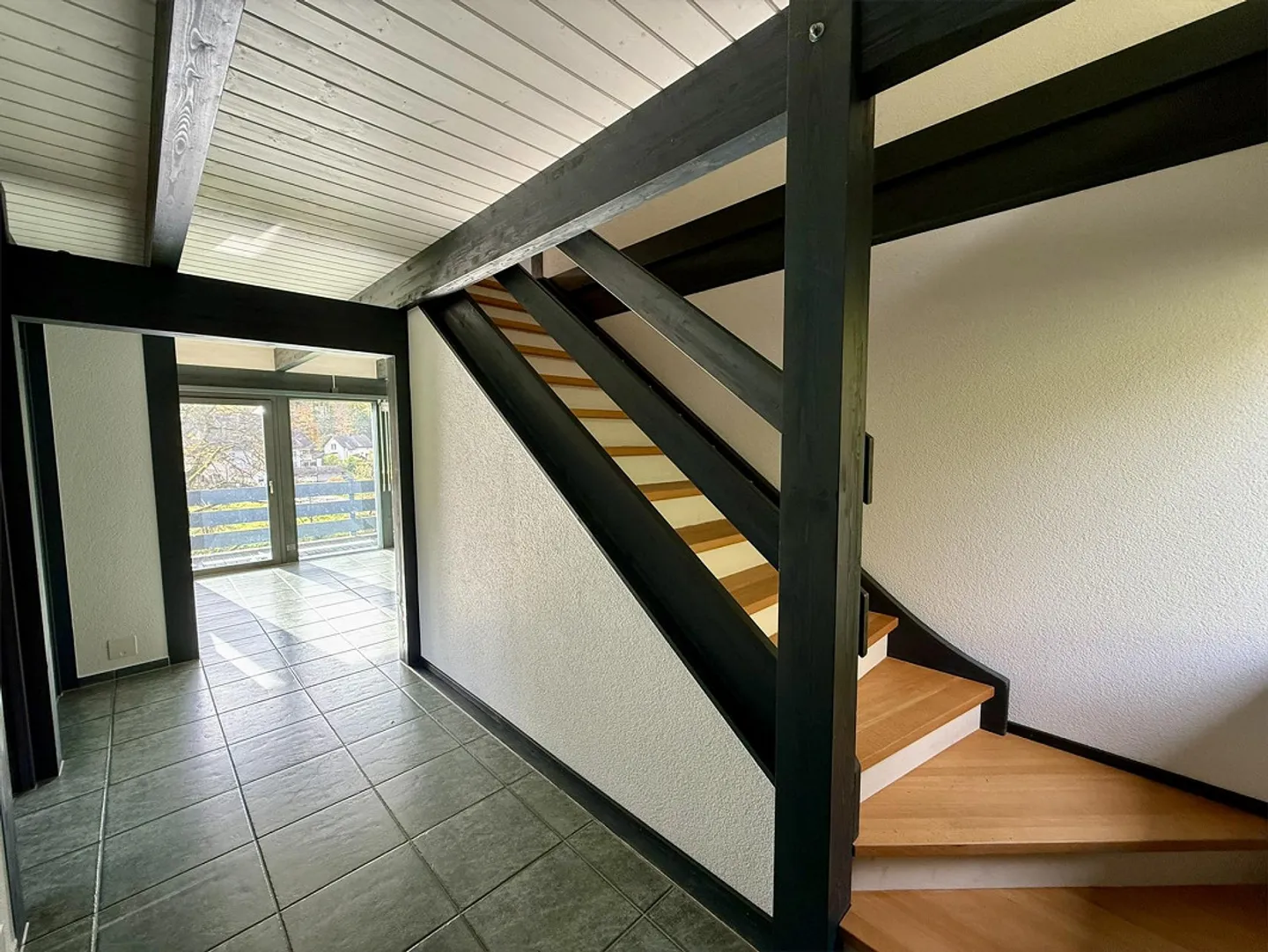 Lichtdurchflutetes 5.5-Zimmer-EFH mit Naturweiher und Weitblick - Foto 7 von 24