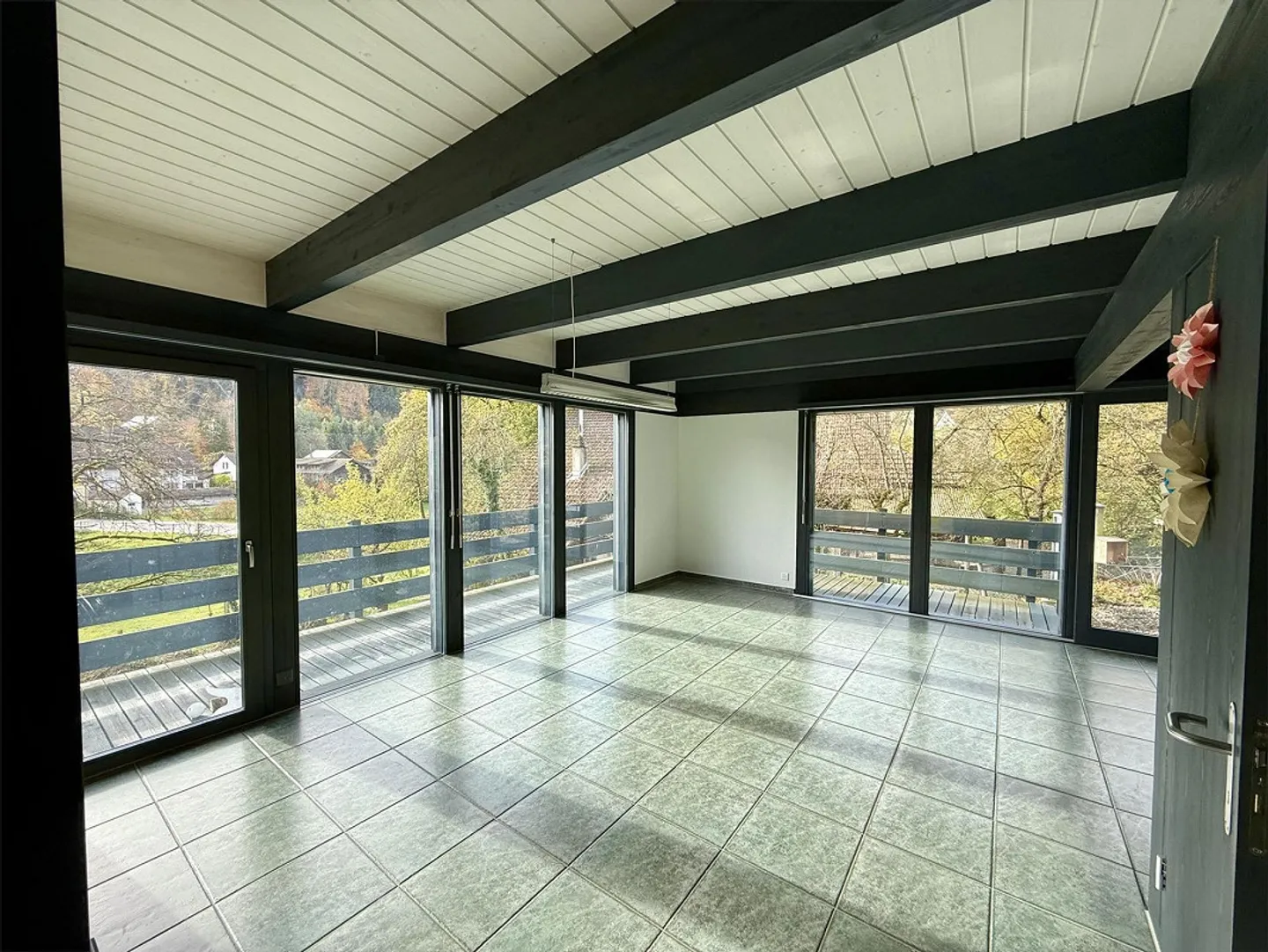 Lichtdurchflutetes 5.5-Zimmer-EFH mit Naturweiher und Weitblick - Foto 8 von 24