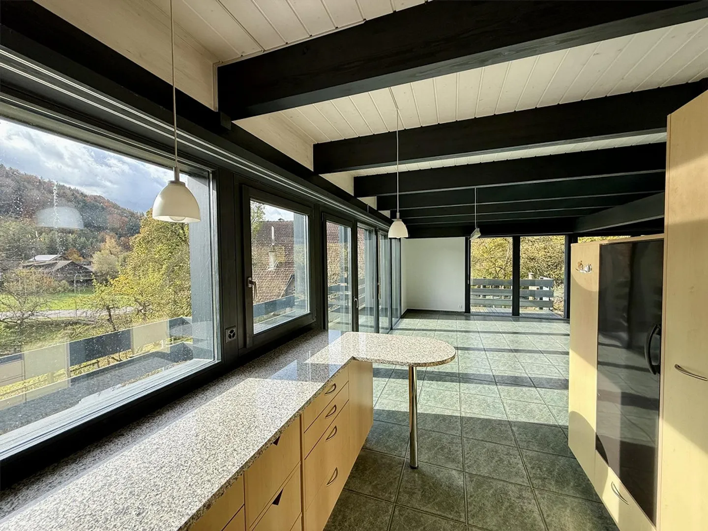 Lichtdurchflutetes 5.5-Zimmer-EFH mit Naturweiher und Weitblick - Foto 9 von 24