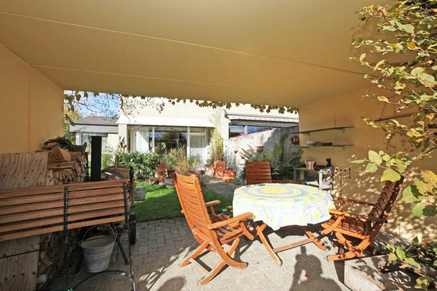 5-Room Corner House with Extension, Garden & Community Pool - Photo 4 of 14