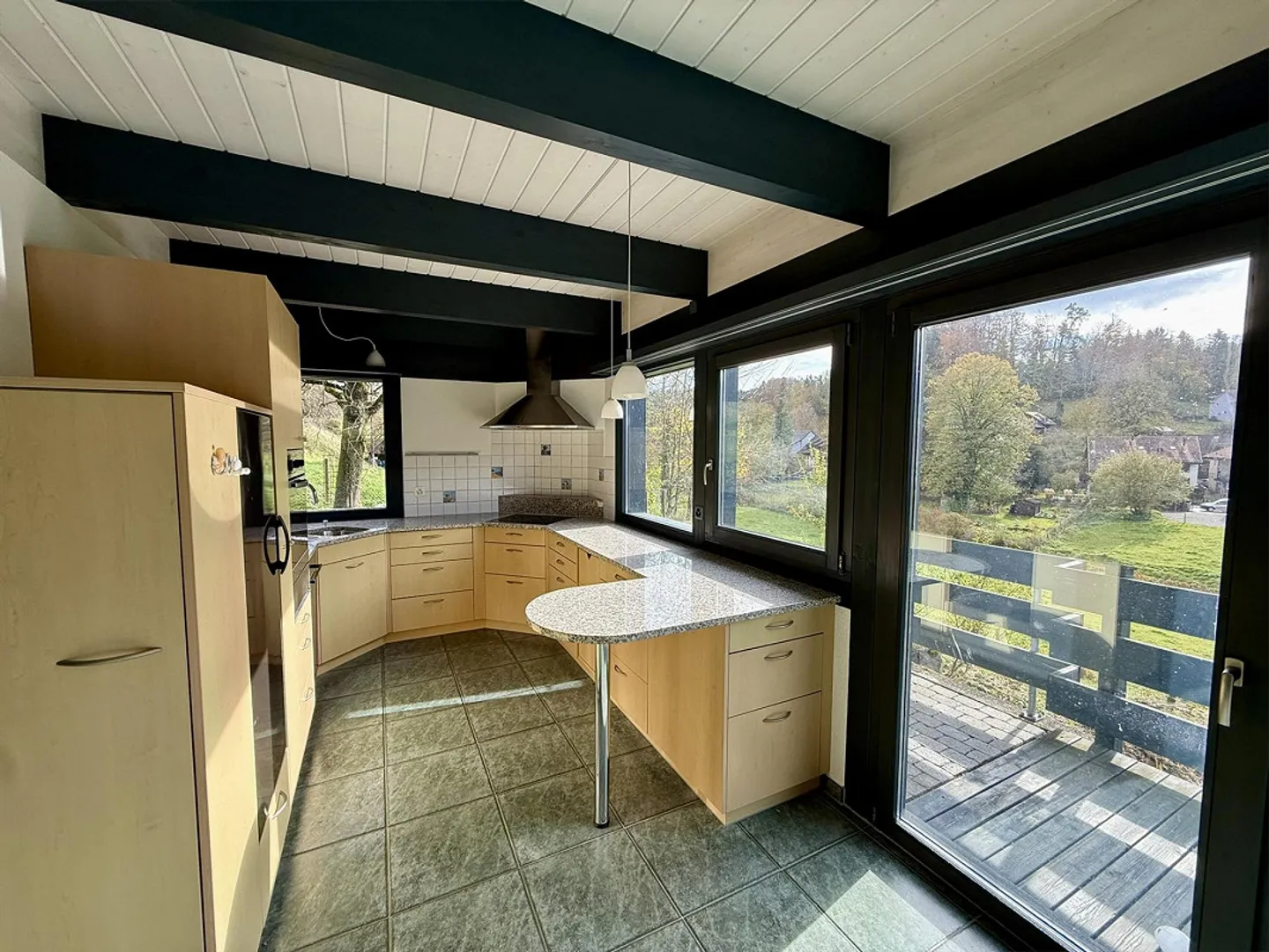 Lichtdurchflutetes 5.5-Zimmer-EFH mit Naturweiher und Weitblick - Foto 10 von 24