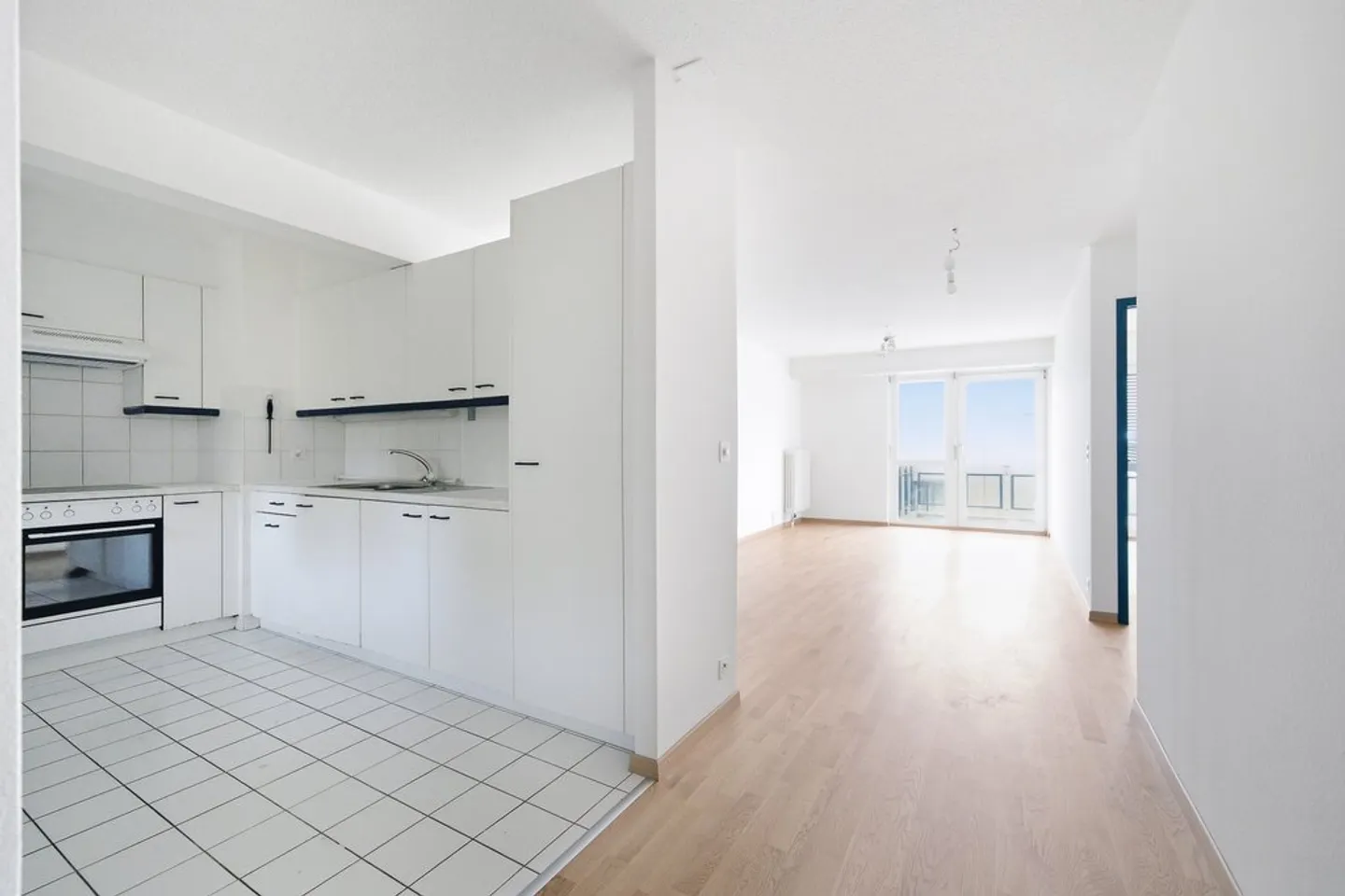 Spacious 2.5-Room Apartment - Photo 2 of 7
