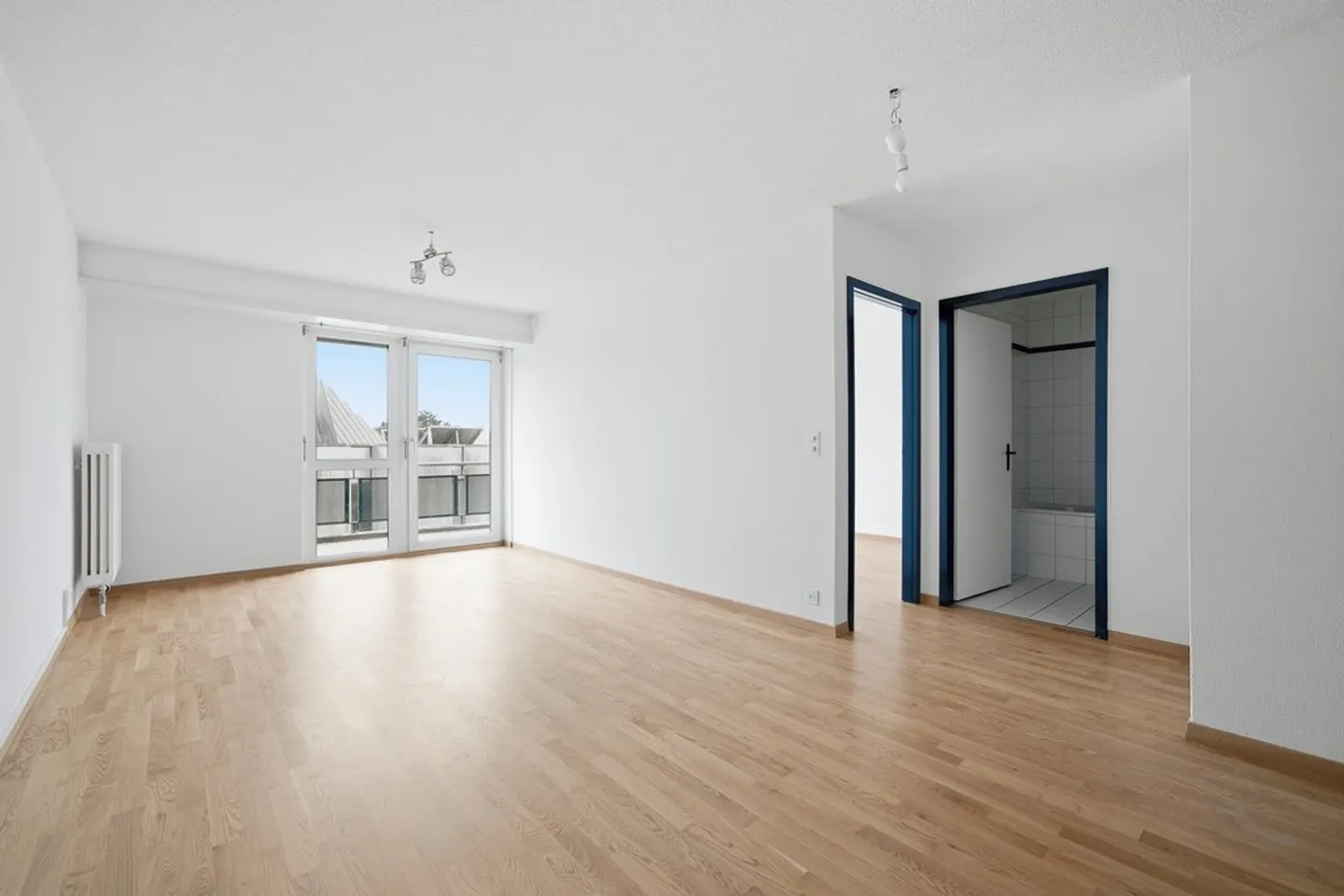 Spacious 2.5-Room Apartment - Photo 3 of 7
