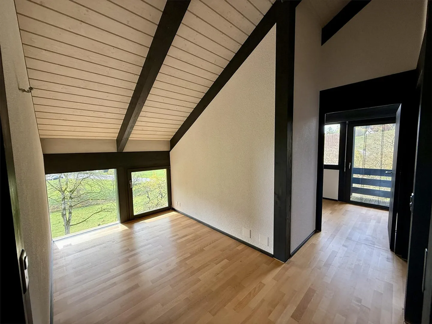 Lichtdurchflutetes 5.5-Zimmer-EFH mit Naturweiher und Weitblick - Foto 14 von 24